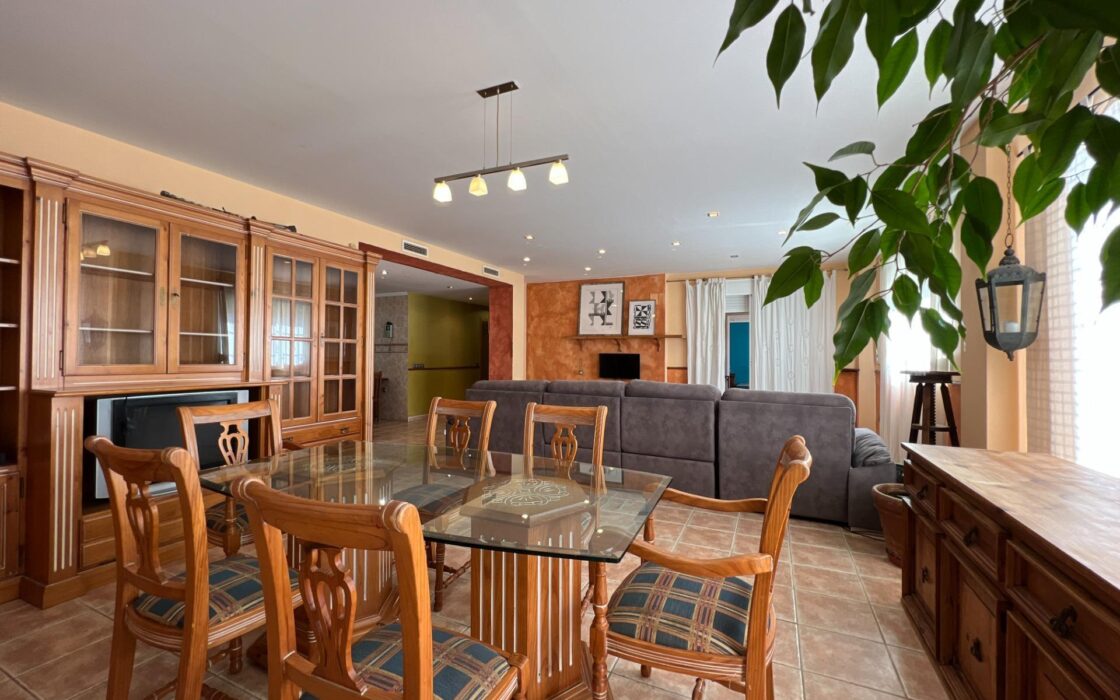 Дом в Годельете 170 кв.м с террасой и бассейном