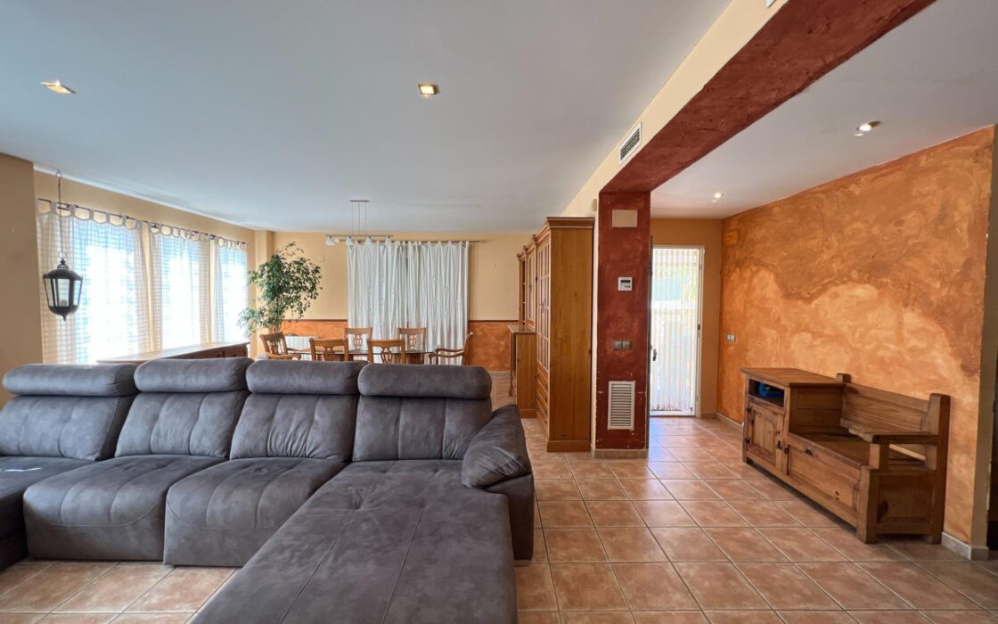 Дом в Годельете 170 кв.м с террасой и бассейном