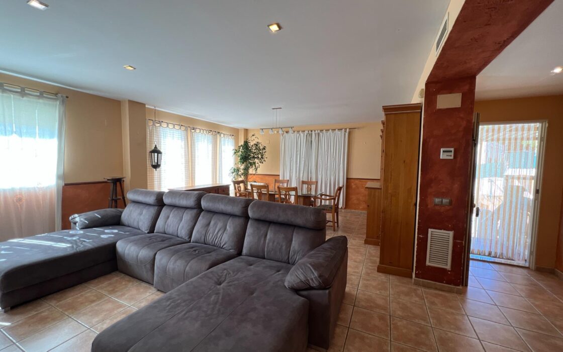 Дом в Годельете 170 кв.м с террасой и бассейном