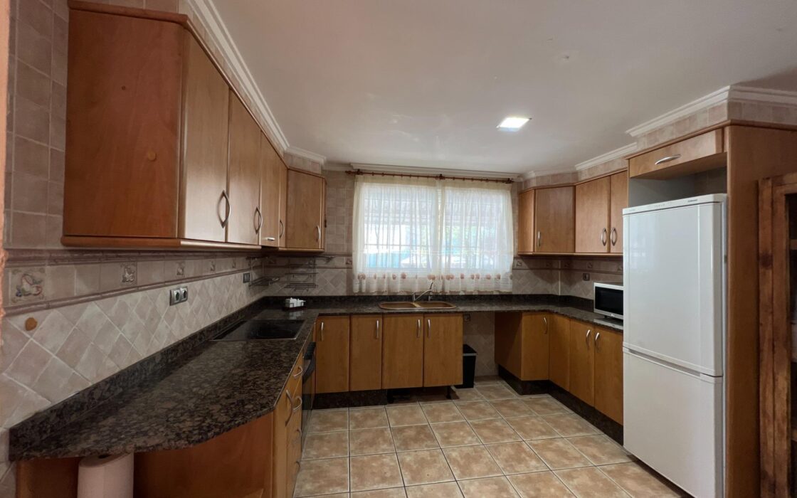 Дом в Годельете 170 кв.м с террасой и бассейном