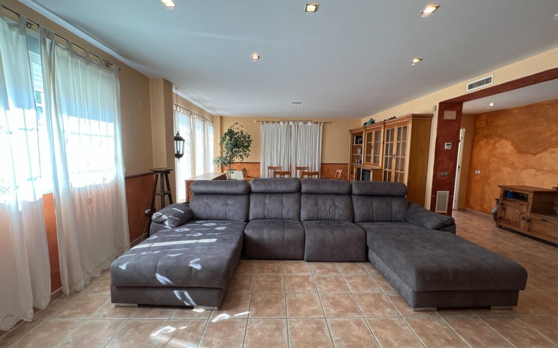 Дом в Годельете 170 кв.м с террасой и бассейном