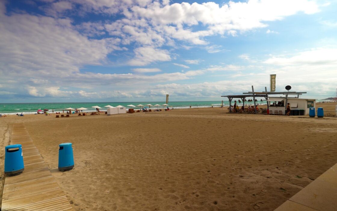 Квартира с участком в 100 м от моря, Коста Бланка, 3 комнаты