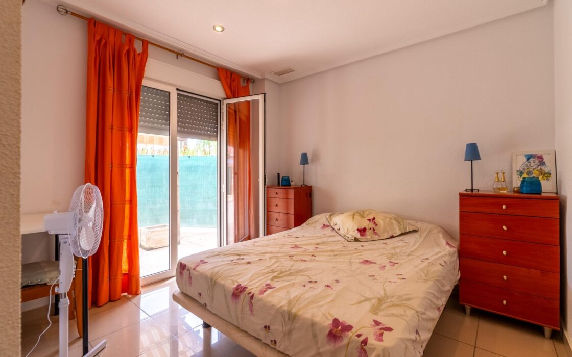 Квартира с участком в 100 м от моря, Коста Бланка, 3 комнаты