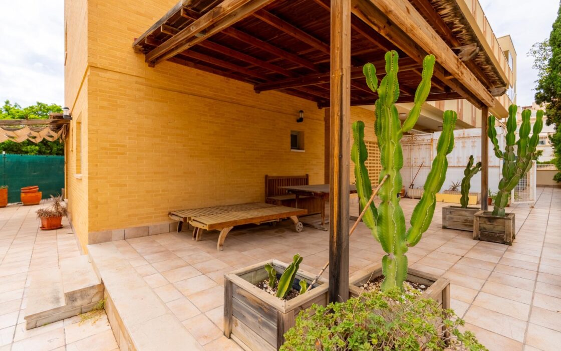 Квартира с участком в 100 м от моря, Коста Бланка, 3 комнаты