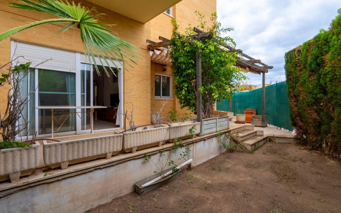 Квартира с участком в 100 м от моря, Коста Бланка, 3 комнаты