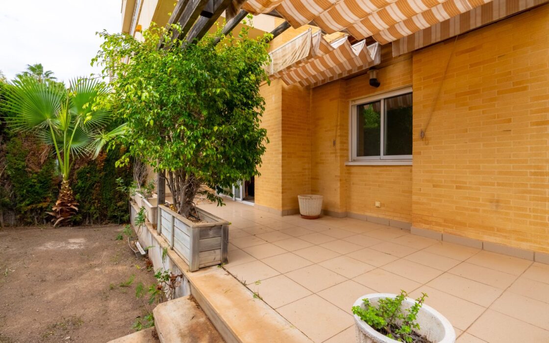 Квартира с участком в 100 м от моря, Коста Бланка, 3 комнаты