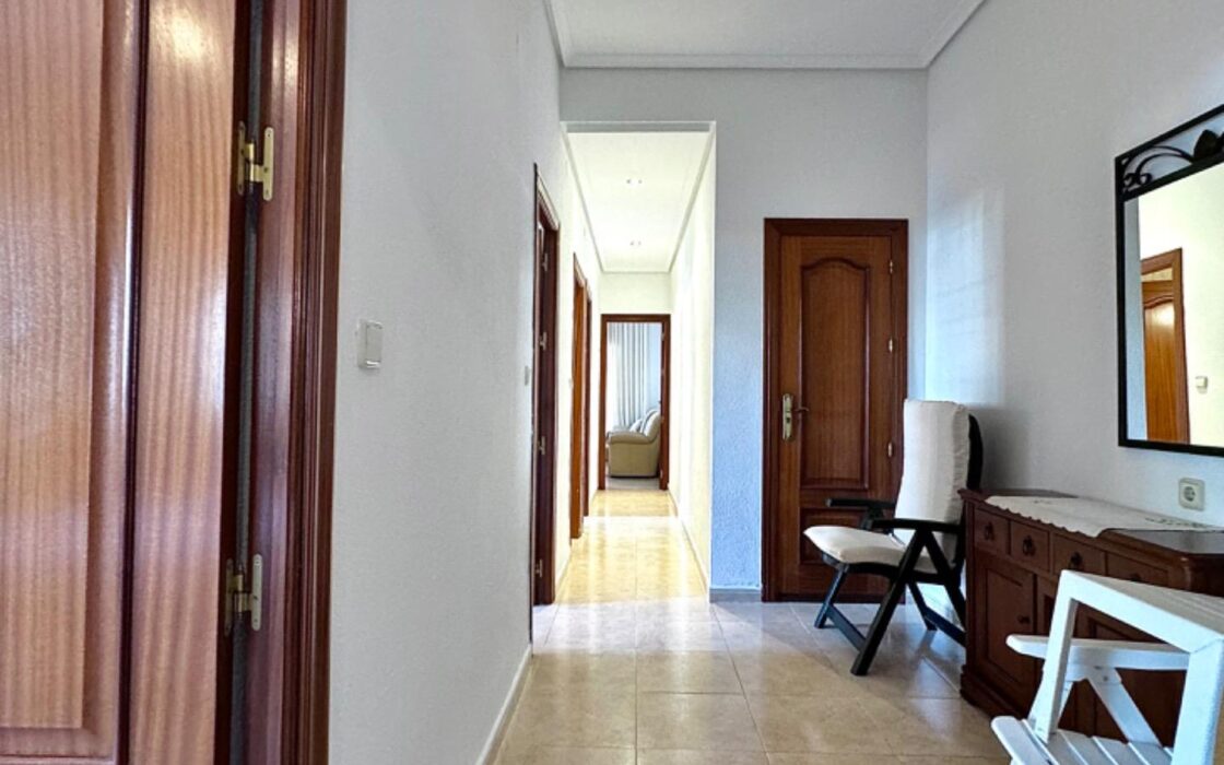 Апартаменты в Торревьехе 111 кв.м у моря с террасой