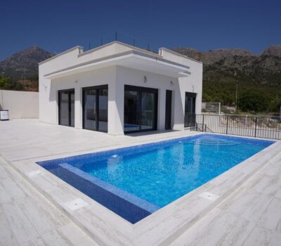 Вілли з терасою та басейном у Полоп-де-ла-Марина 100-150 кв.м