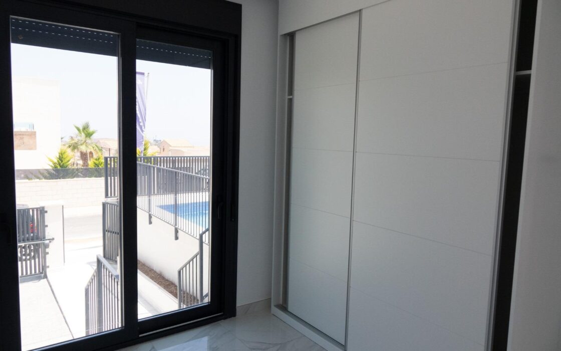 Виллы с террасой и бассейном в Полоп-де-ла-Марина 100-150 кв.м