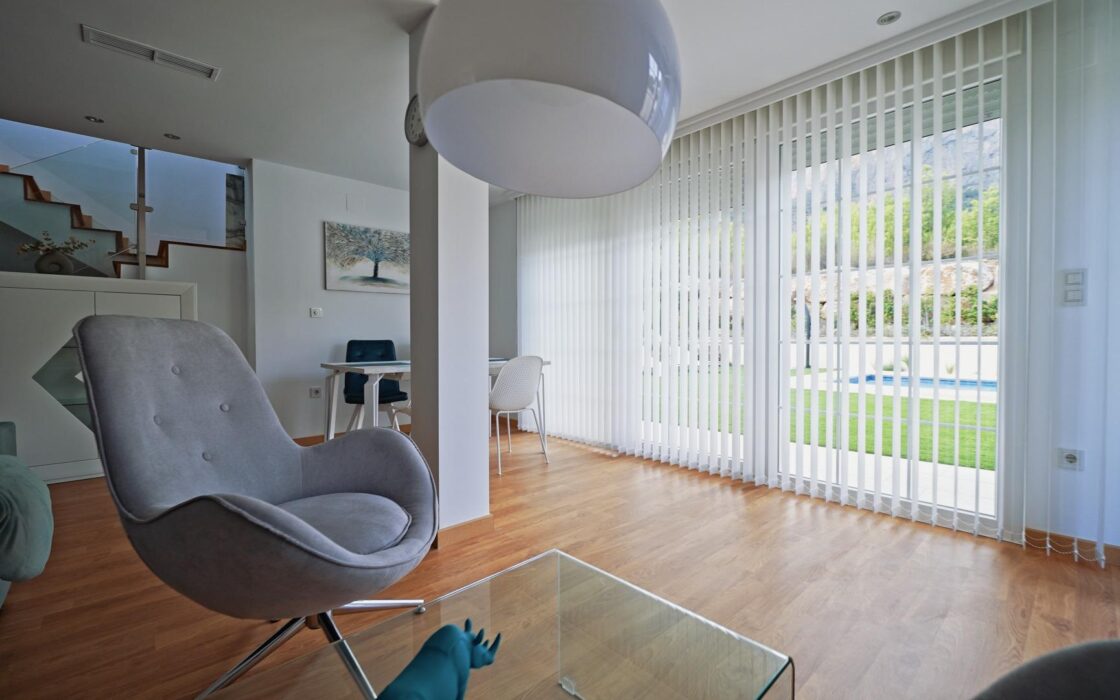 Простора вілла на Коста Бланці з терасою та басейном