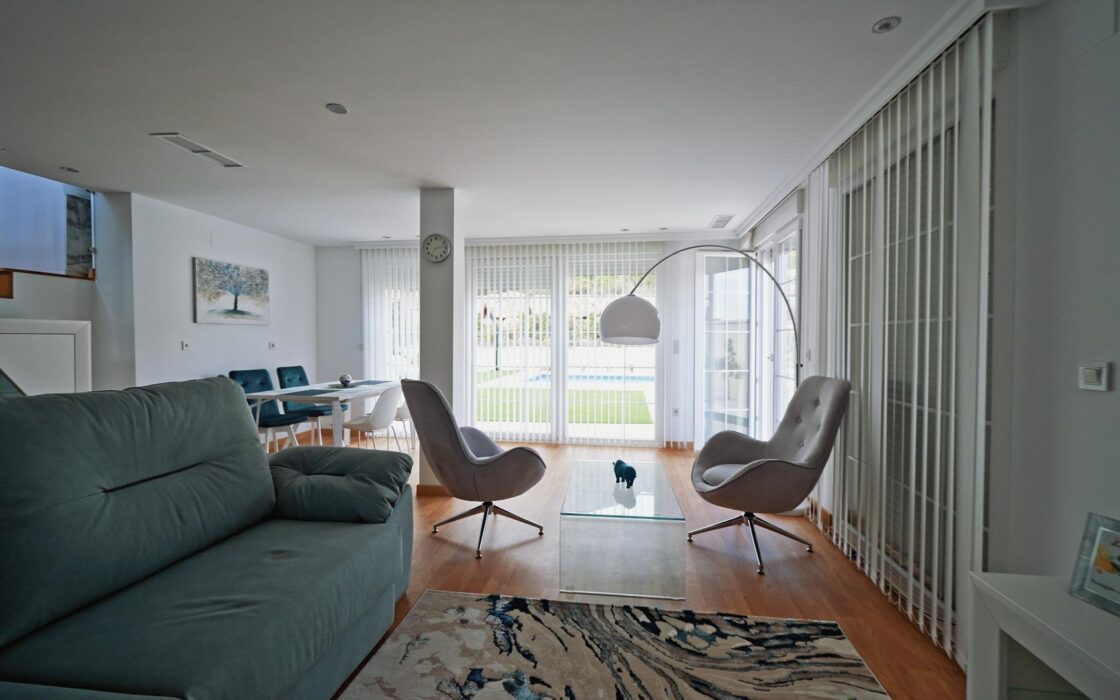 Простора вілла на Коста Бланці з терасою та басейном