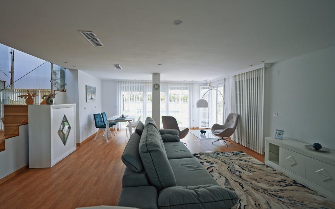 Простора вілла на Коста Бланці з терасою та басейном