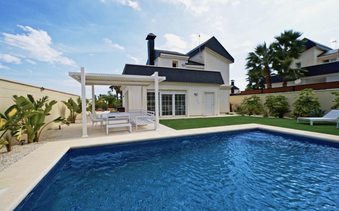 Простора вілла на Коста Бланці з терасою та басейном