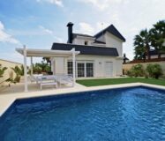 Простора вілла на Коста Бланці з терасою та басейном