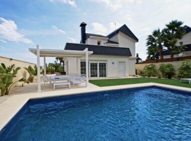 Просторная вилла на Коста Бланке с террасой и бассейном