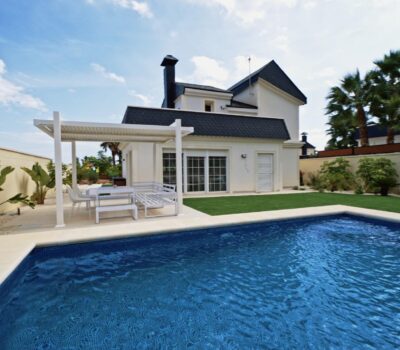 Простора вілла на Коста Бланці з терасою та басейном