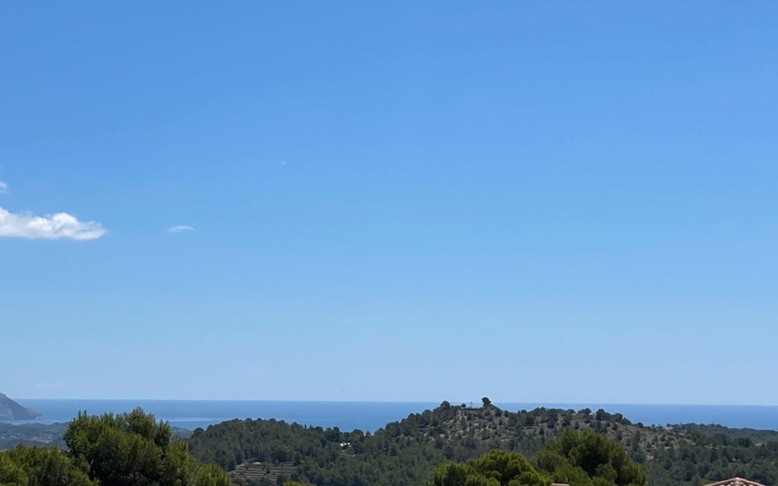 Простора вілла на Коста Бланці з терасою та басейном