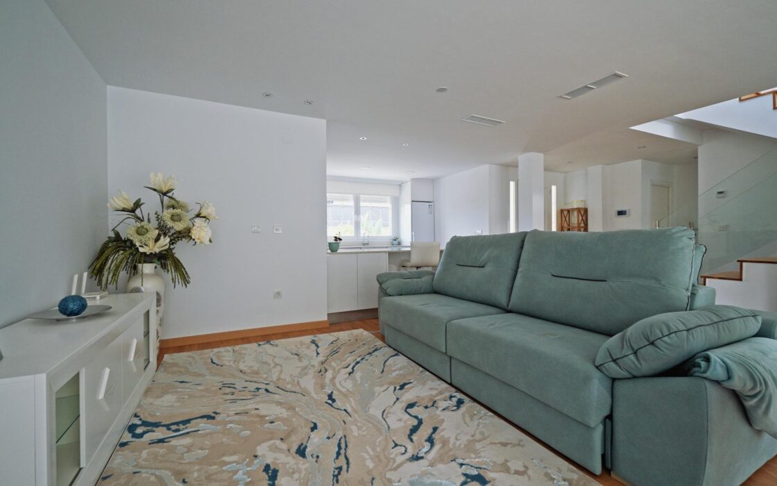 Простора вілла на Коста Бланці з терасою та басейном