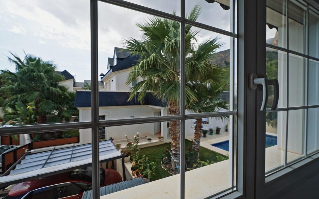 Простора вілла на Коста Бланці з терасою та басейном