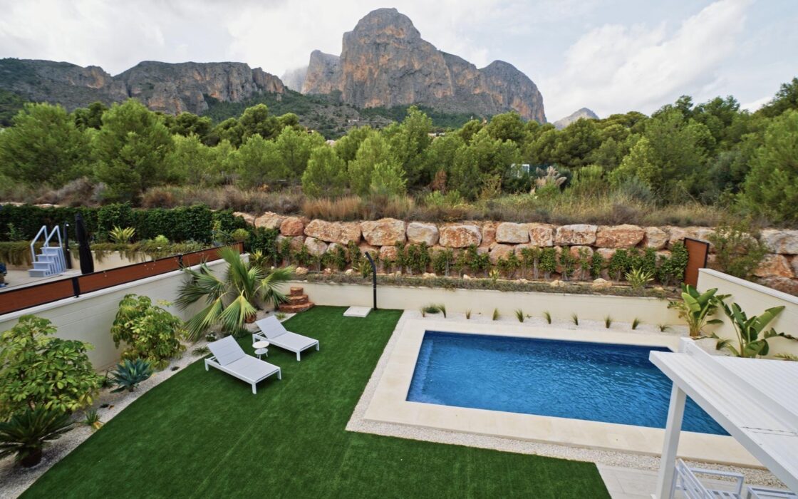 Простора вілла на Коста Бланці з терасою та басейном