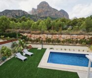 Простора вілла на Коста Бланці з терасою та басейном