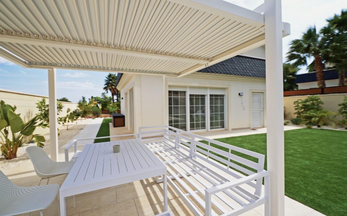 Простора вілла на Коста Бланці з терасою та басейном