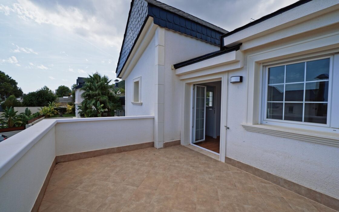 Простора вілла на Коста Бланці з терасою та басейном