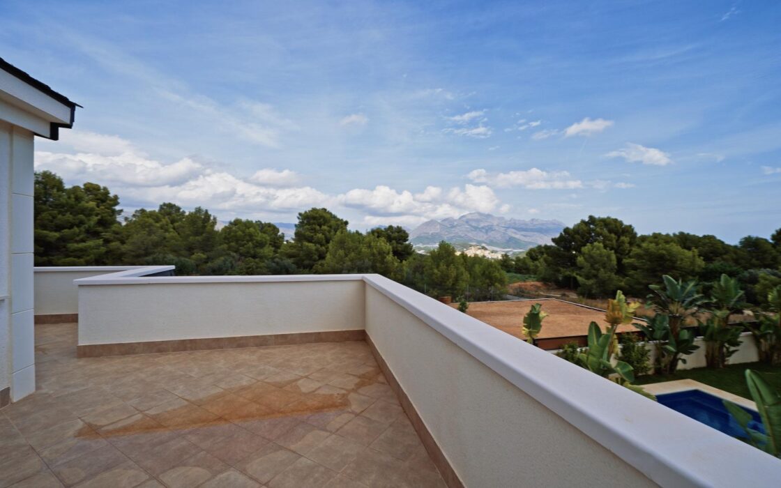 Простора вілла на Коста Бланці з терасою та басейном