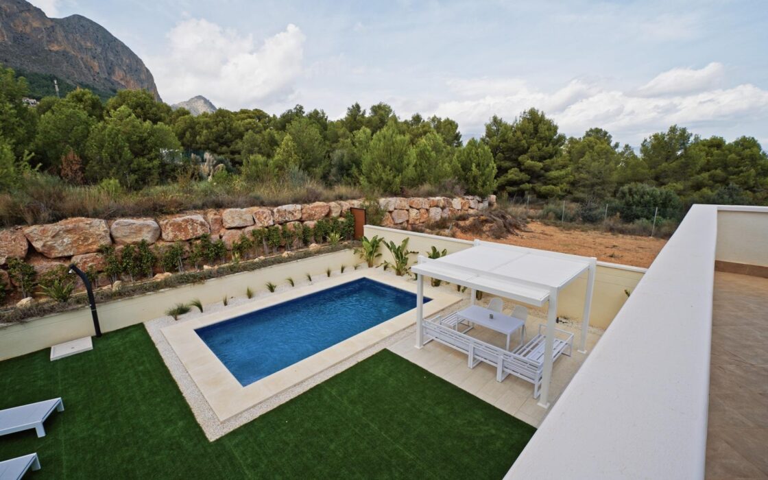 Простора вілла на Коста Бланці з терасою та басейном