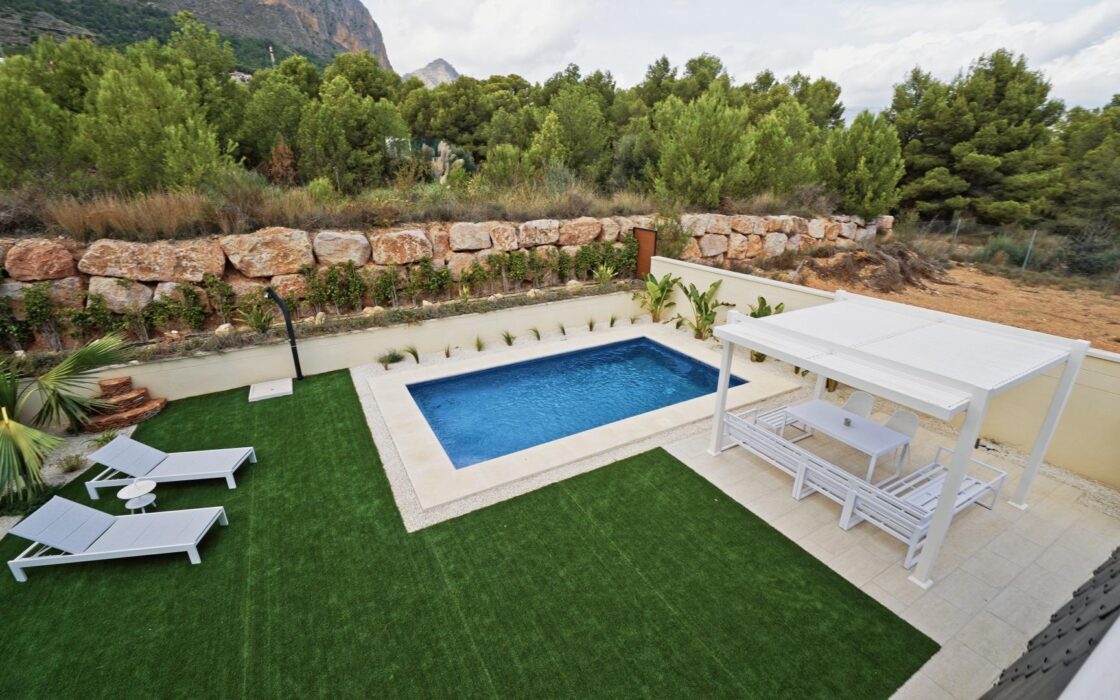 Простора вілла на Коста Бланці з терасою та басейном