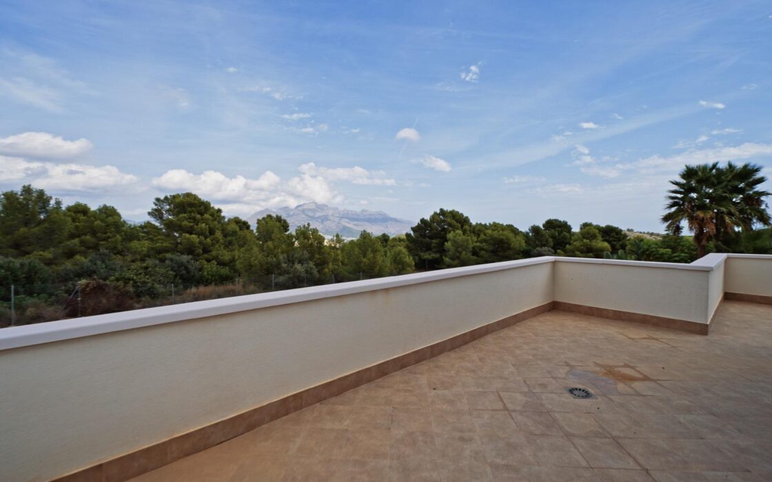 Простора вілла на Коста Бланці з терасою та басейном