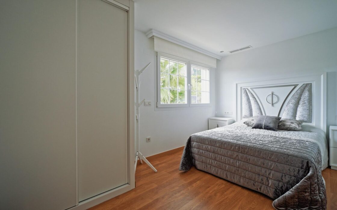 Простора вілла на Коста Бланці з терасою та басейном