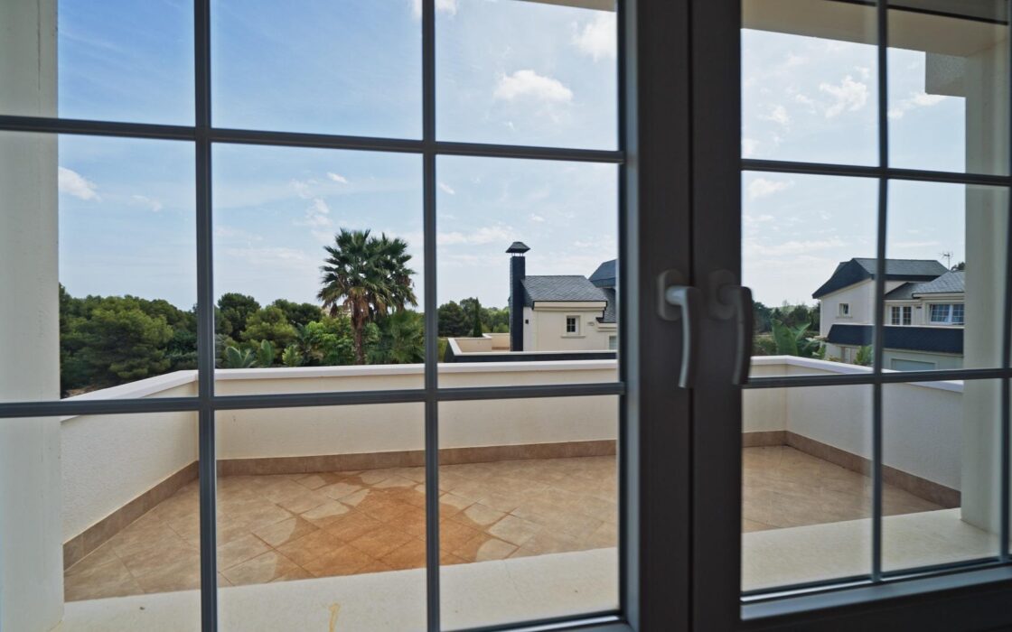 Простора вілла на Коста Бланці з терасою та басейном