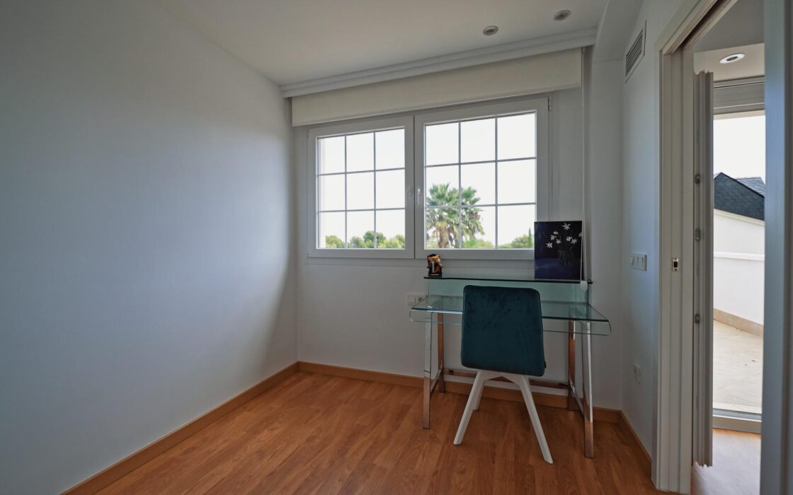 Простора вілла на Коста Бланці з терасою та басейном