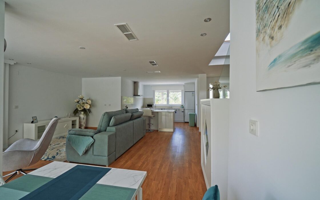 Простора вілла на Коста Бланці з терасою та басейном