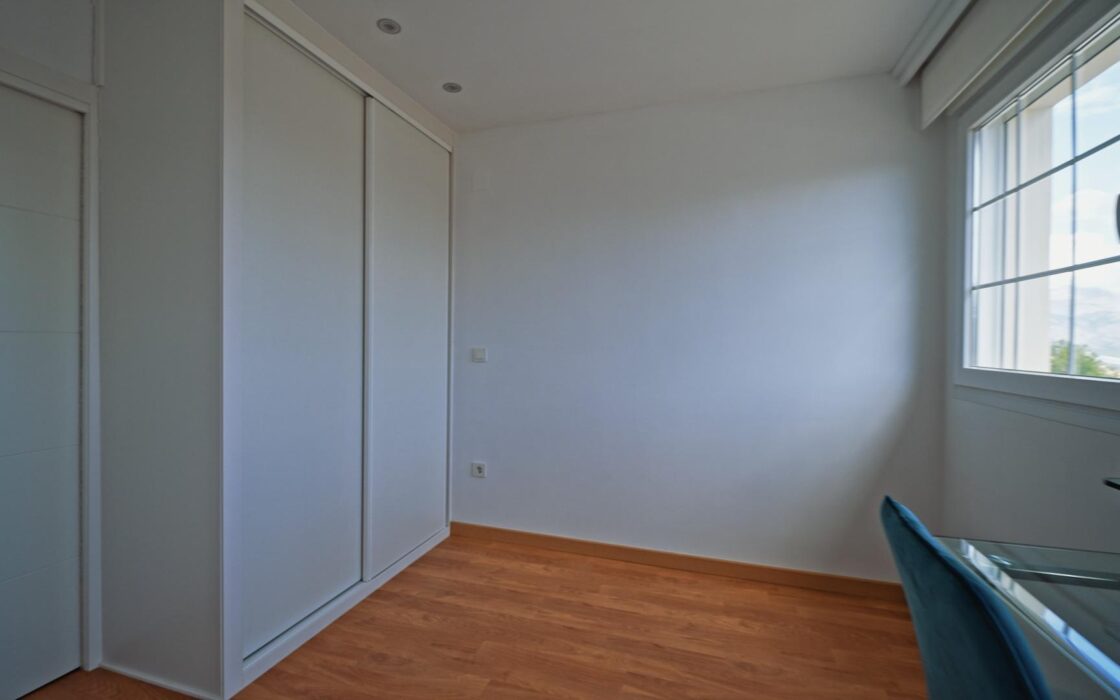 Простора вілла на Коста Бланці з терасою та басейном