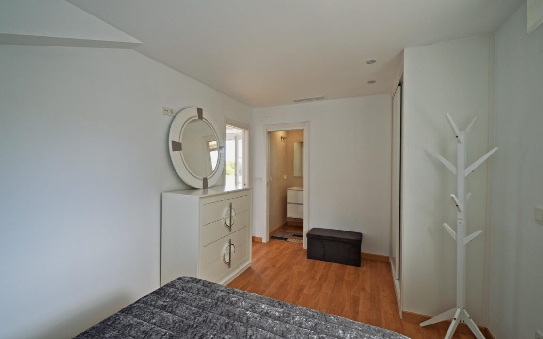 Простора вілла на Коста Бланці з терасою та басейном