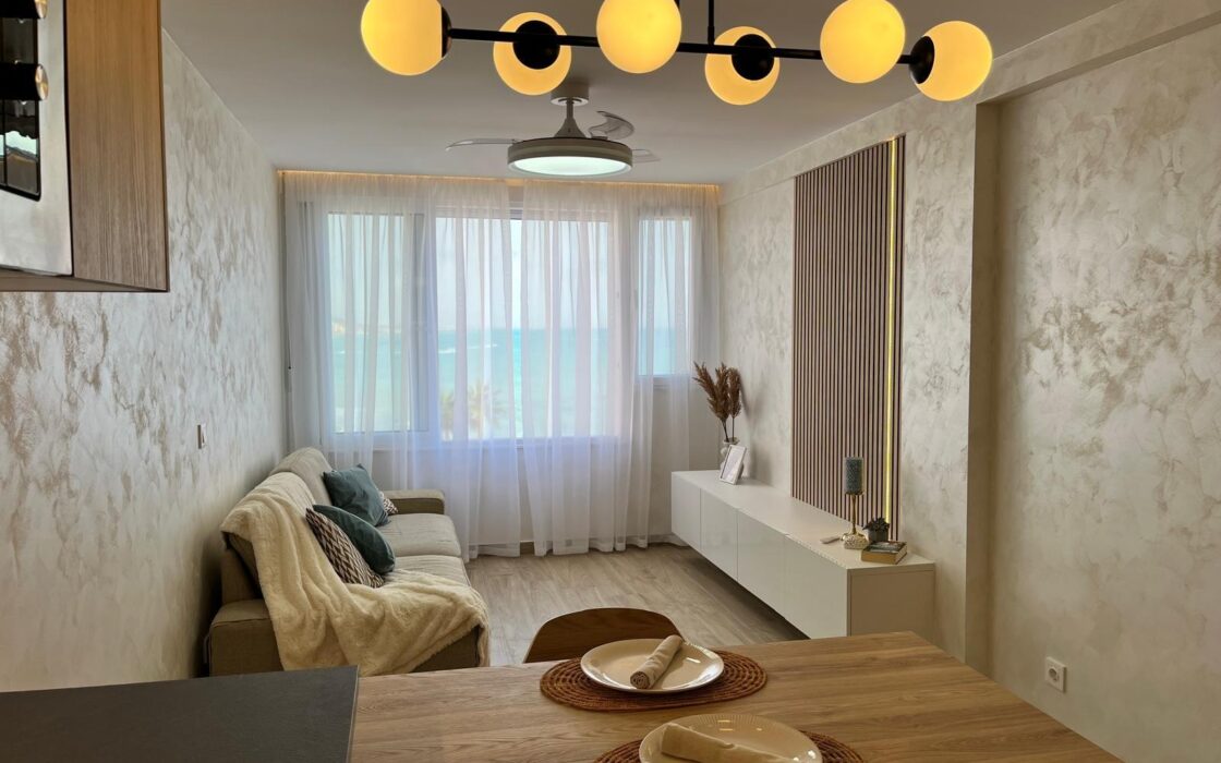 Квартира у моря в Коста-Бланке с террасой и ремонтом