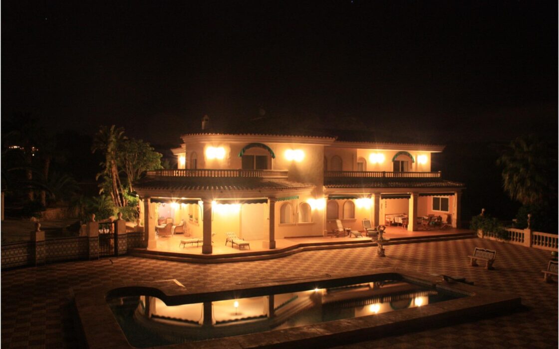 Вилла в Альфас-дель-Пи с видом на море и террасой 1000 кв.м.