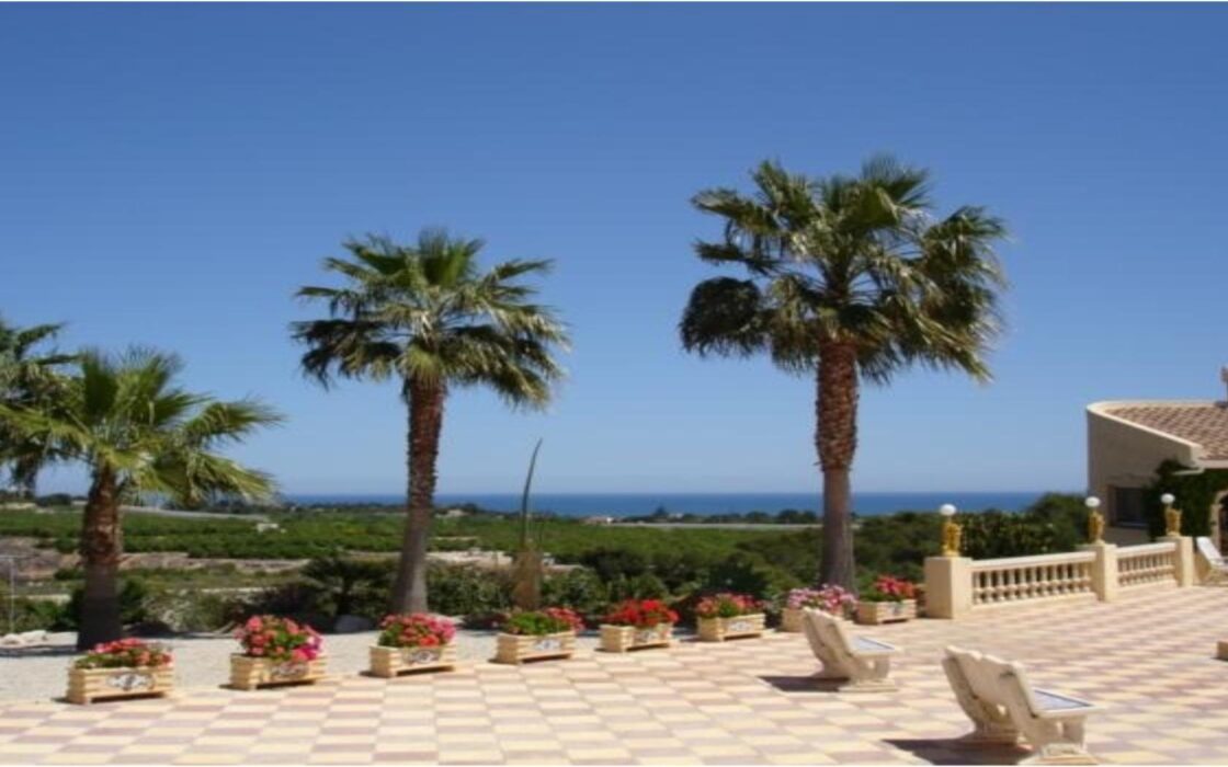 Вилла в Альфас-дель-Пи с видом на море и террасой 1000 кв.м.