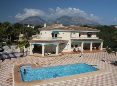 Вилла в Альфас-дель-Пи с видом на море и террасой 1000 кв.м.