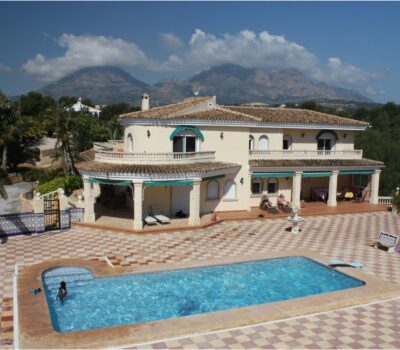 Вілла в Альфас-дель-Пі з видом на море та терасою 1000 кв.м.