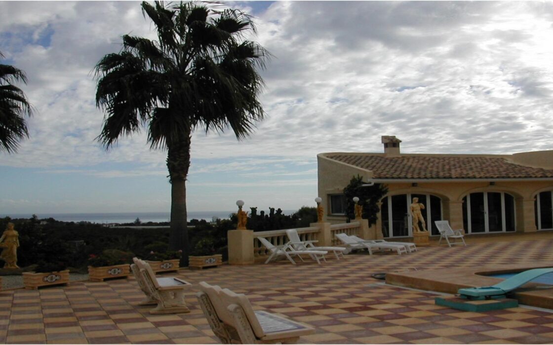 Вилла в Альфас-дель-Пи с видом на море и террасой 1000 кв.м.