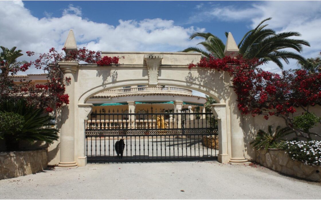 Вилла в Альфас-дель-Пи с видом на море и террасой 1000 кв.м.