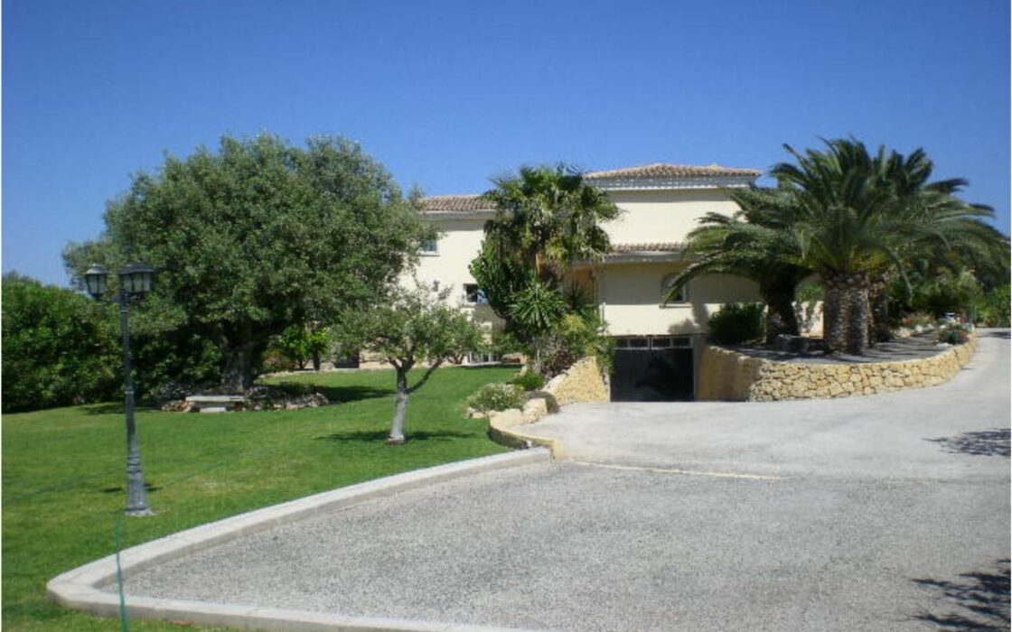 Вилла в Альфас-дель-Пи с видом на море и террасой 1000 кв.м.