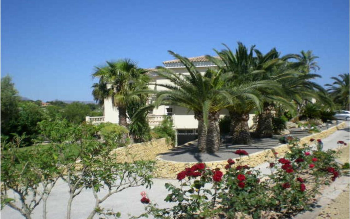 Вилла в Альфас-дель-Пи с видом на море и террасой 1000 кв.м.