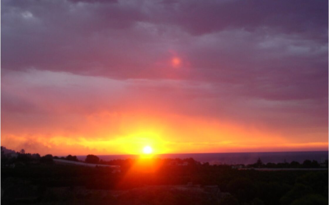 Вилла в Альфас-дель-Пи с видом на море и террасой 1000 кв.м.