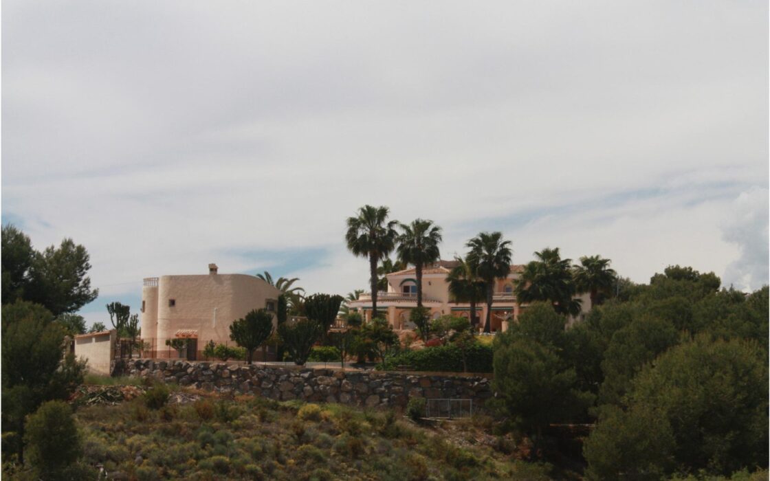 Вилла в Альфас-дель-Пи с видом на море и террасой 1000 кв.м.