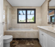 Виллы с 4 спальнями в Эстепоне у гольф-клуба, 175 кв.м.