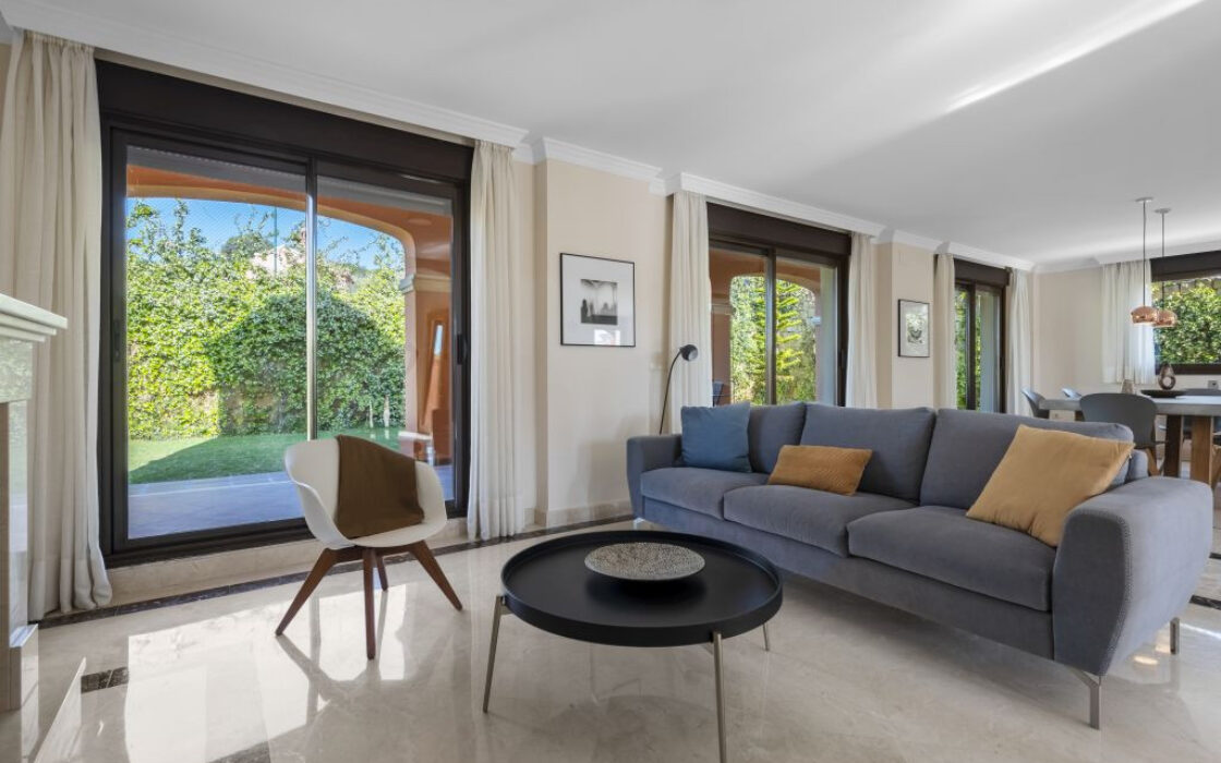 Виллы с 4 спальнями в Эстепоне у гольф-клуба, 175 кв.м.